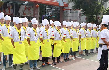 重庆新东方烹饪学院30人小班教学,确保学生都能学得会学得精