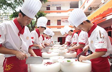 重庆新东方烹饪学院30人小班教学,确保学生都能学得会学得精